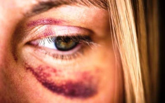 БГ РЕАЛНОСТ: До шията в борчове бие бременната си жена за пари за комар! Тя му отказа, извърши зверство!