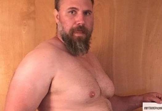 Той беше дебел 40-годишен чичка, който умираше при разходка с децата си, а сега е мускулно чудовище (СНИМКИ)