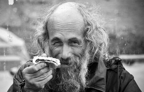 Българска майка в Лондон даде храната на детето си на бездомник и сподели истината за живота във Великобритания!