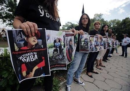 Майки на деца с увреждания излязоха на пореден протест в София