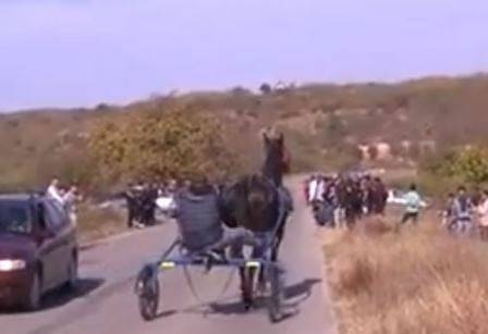 Роми се състезават с каруци край Казанлък, затрудняват движението в района (СНИМКИ)