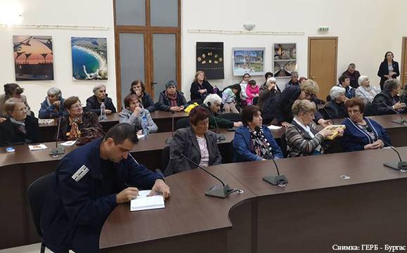 Представиха най-честите схеми на телефонни измами пред пенсионери от Приморско