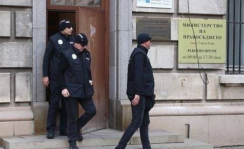 Съдът решава за задържаните от Агенцията за българите в чужбина