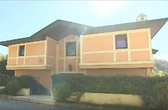 Вижте в каква разкошна вила живее Еркан Петеккая и коя е жената до него! (Снимки от дома му с жена му)