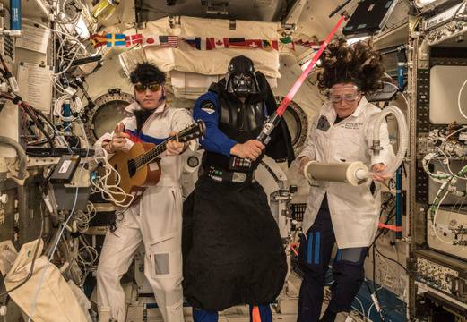 Астронавтите на МКС отбелязаха Хелоуин с костюм на Дарт Вейдър