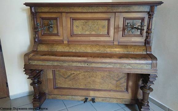 Бургазлии дариха красиво старинно пиано на бургаската Опера