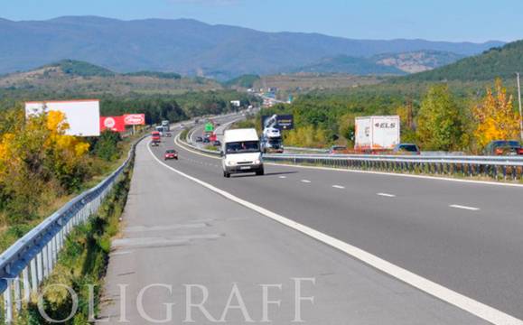 Обезопасяват крайпътните билбордове