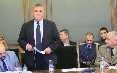 Каракачанов отхвърли обвиненията на БСП за процедурата за ремонт на самолетите Су-25