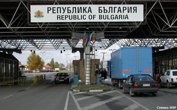 Хванаха трима иранци с фалшиви паспорти на „Капитан Андреево“