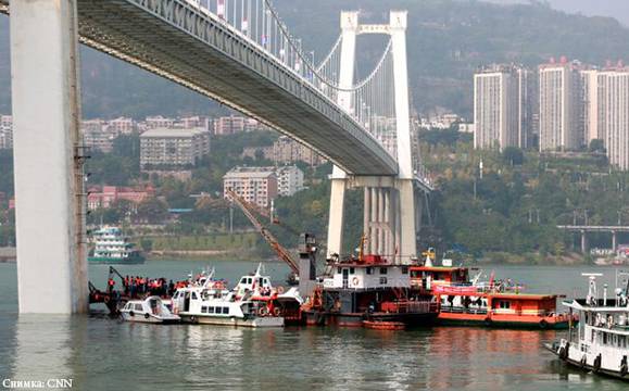 Автобус излетя от мост в Пекин, 15 души загинаха