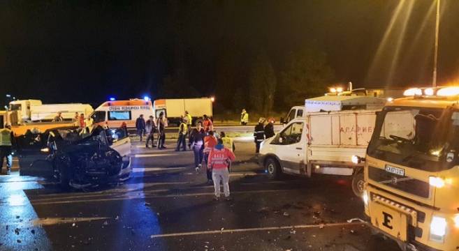 Кървава Задушница в Карнобат! 18-годишен с Мерцедес сее смърт край гробищния парк, има пръснати части от тела на разстояние…