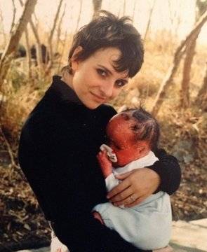 Тази жена реши да скрие бебето си, за да не може никой да вижда лицето му цели 22 години. След като я показа, светът изпадна…