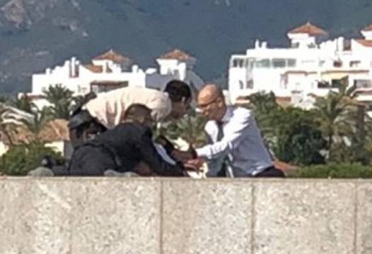 Страшна драма на покрива на мол: 14-годишна се хвърли да се самоубива след приятеля си, смел охранител направи нещо…