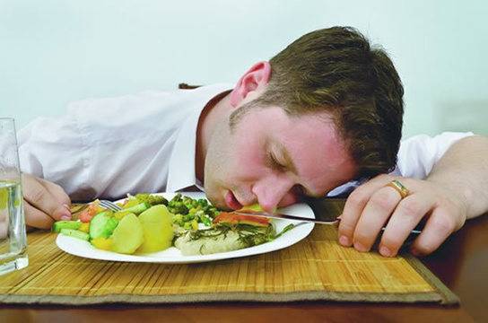 Защо се чувстваме уморени, след като хапнем?