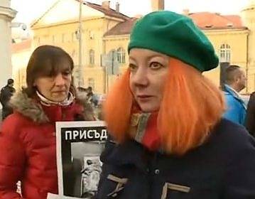 Лицето на протеста на „майките“, оставила бебето си на гардероб