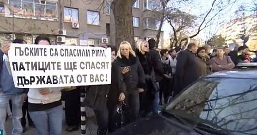 Птицевъди излязоха на протест пред БАБХ срещу мерките за ограничаване на птичия грип