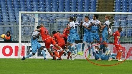 Модата „Крокодил“ завладява футболните терени