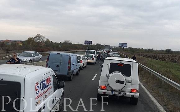 Лек пътен инцидент предизвика тежко задръстване на пътя Поморие – Бургас