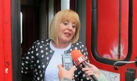Мая Манолова пътува с влака София-Варна. Отказа колата на Слави Трифонов