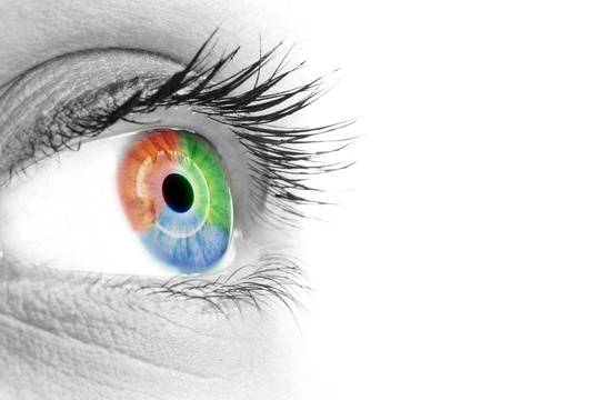 Модата на цветните лещи