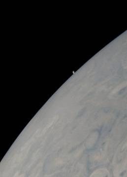 Мисията на НАСА Джуно засне залязващата луна Йо зад Юпитер