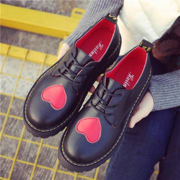 Дамски обувки с модерен дизайн.