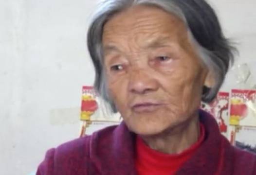 Историята на тази възрастна китайка, която прекара 12 години до леглото на детето си, ще ви просълзи (СНИМКИ)
