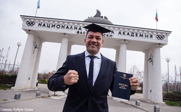 Кобрата – висшист! Боксьорът се дипломира в НСА