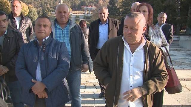 Кметове от цялата страна отново на мълчалив протест в Калофер. Утре ще са в София