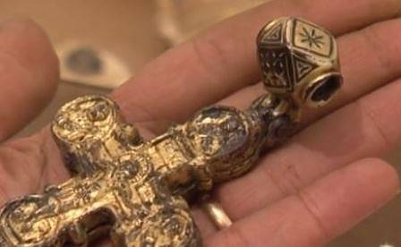 Уникална находка на Трапезица: Откриха златен кръст с частица от Христовото разпятие (СНИМКИ)