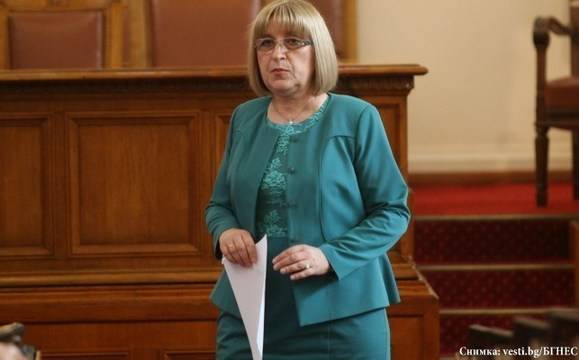 Цачева разпореди проверка за раздадени премии в Агенцията по вписванията