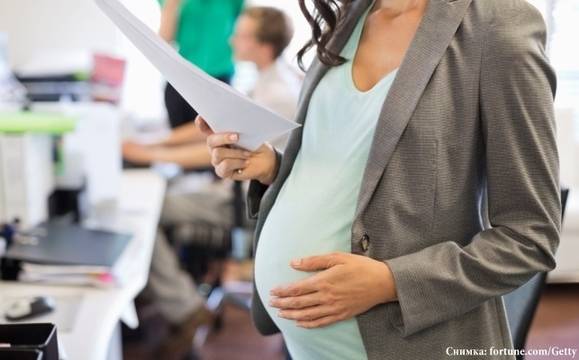 Чакаме Европа да каже да премахваме ли платения годишен отпуск от майчинството