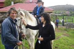 Как Бети и Ники с четири деца развъждат 700 крави из Родопите