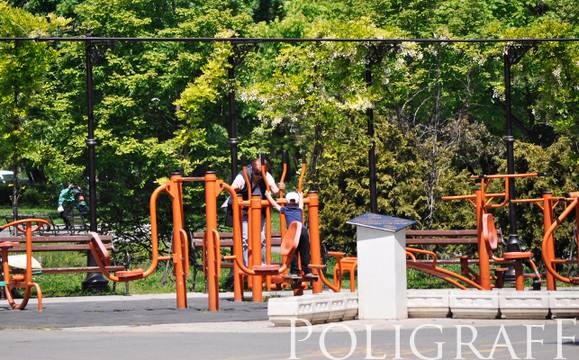 Борим вандализма по спортните площадки с лавки и съблекални под наем