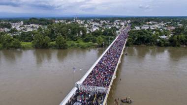 Тръмп обяви извънредна ситуация от национален мащаб, войски на Пентагона тръгват към границата с Мексико срещу мигрантите!