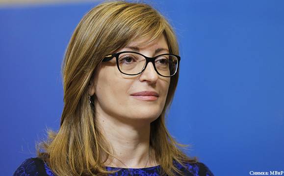 Захариева: Ръстът на доходите е цел, но ние трябва да ги изработим тези доходи