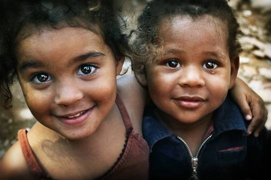 Богаташ реши да нахрани 2 бездомни деца и ги извика в ресторанта! Когато сервитьора му донесе сметката остана без думи!