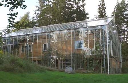 Шведска двойка измисли гениален начин, чрез който да затопля дома си през зимата (ВИДЕО)