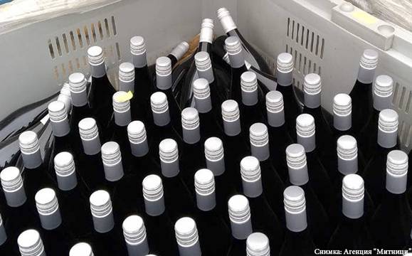 Митничари откриха близо 30 000 л нелегално вино в стопанска постройка