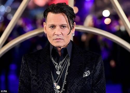 Johnny Depp се появи на премиерата на Fantastic Beasts: The Crimes of Grindelwald в UK