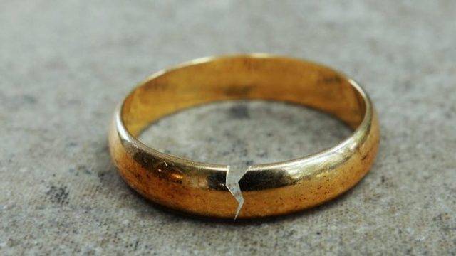 Той поиска да се разведе с жена си, заради любовница. Остави й къща, кола и пари, но тя не ги искаше. Искаше само едно нещо…