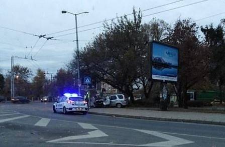 Джип се размаза в стълб в Пловдив, шофьорът е избягал (СНИМКИ)