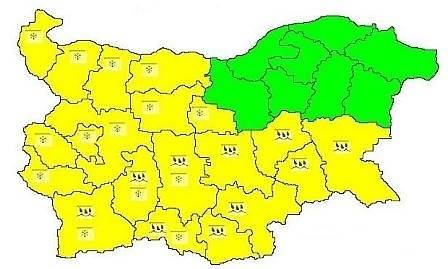 Времето се влошава: Жълт код за сняг и дъжд в 20 области на страната за утре