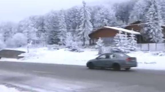 Сняг в проходите: Въведени са ограничения за тежкотоварни автомобили