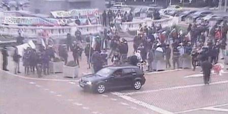 Протестиращ идиот с „голф“ дрифтира пред Парламента