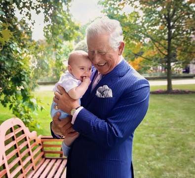 Очарователна снимка на принц Чарлс с пинц Луи взриви интернет