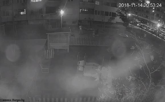 Поредна вандалска проява лъсна в нета, тийнейджъри нападнаха площадка във „Възраждане“