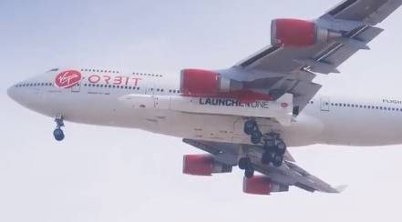 Частната компания Върджин Орбит осъществи успешно първия полет на самолета Космик Гърл с прикачена към него ракета Лончър Уан