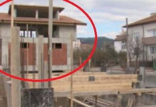 Пълен шаш! Такава къща се строи за първи път в България, стъписани съседи питат законно ли е това (СНИМКИ)