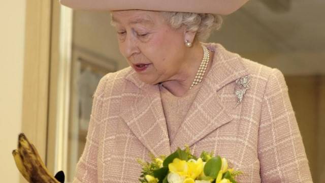 Бившият готвач на Елизабет II шокиращо Когато хване банана и трябва да го яде тя… (СНИМКИ)